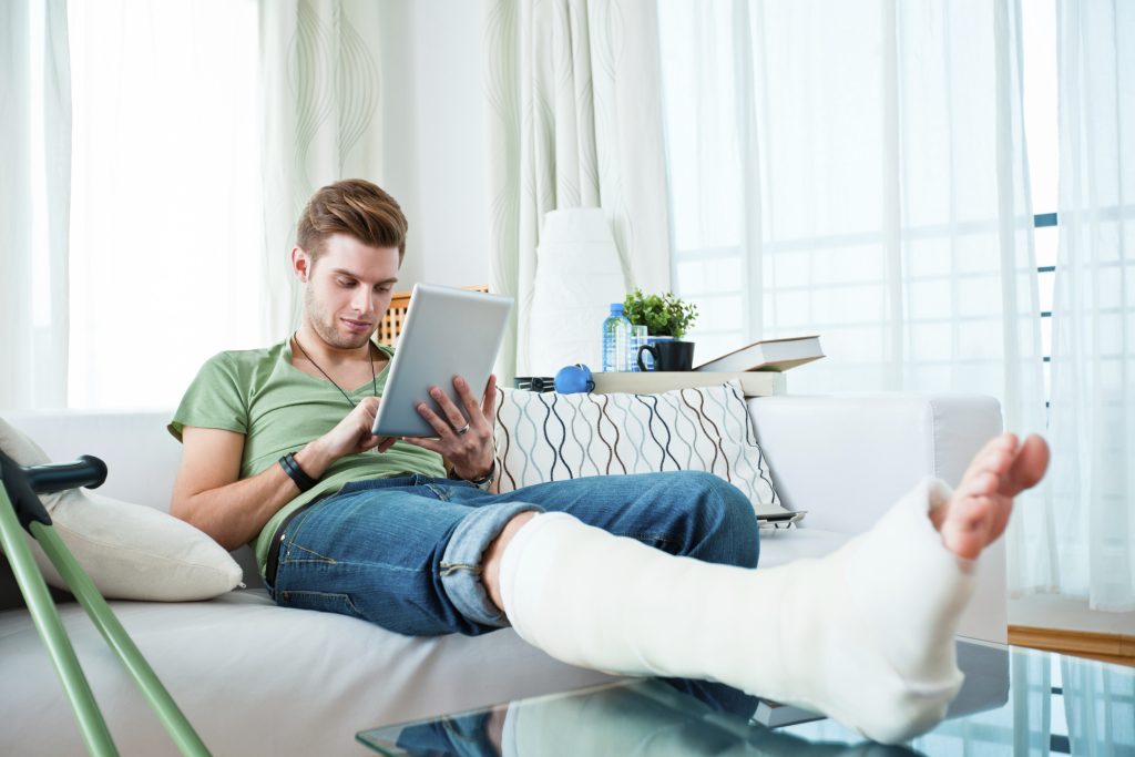 experienced personal injury lawyer meeting with injured client in Oregon