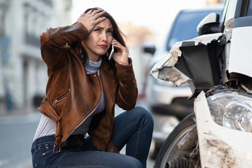 woman calling the police to report a car accident in Oregon